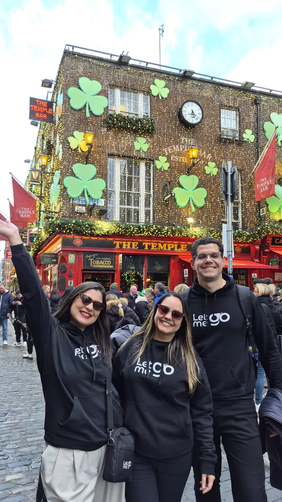Equipe da LetMeGo! com os moletons da marca em frente ao The Temple Bar, em Dublin