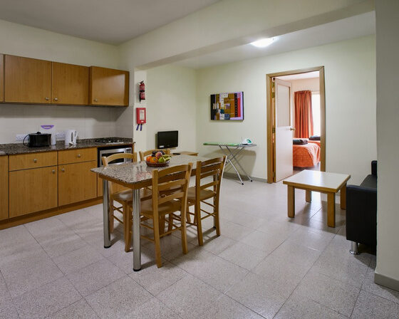 Cozinha e sala do apartamento Garden View