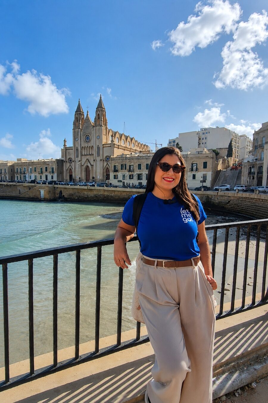 Myllena, da equipe LetMeGo!, em Malta com a camiseta da agência