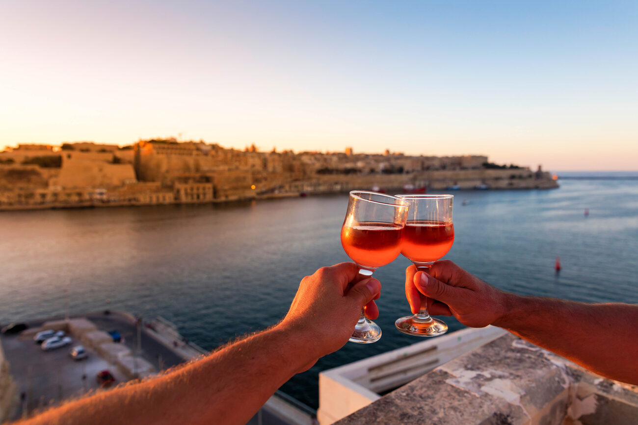 Pôr do sol em Malta com brinde à beira-mar
