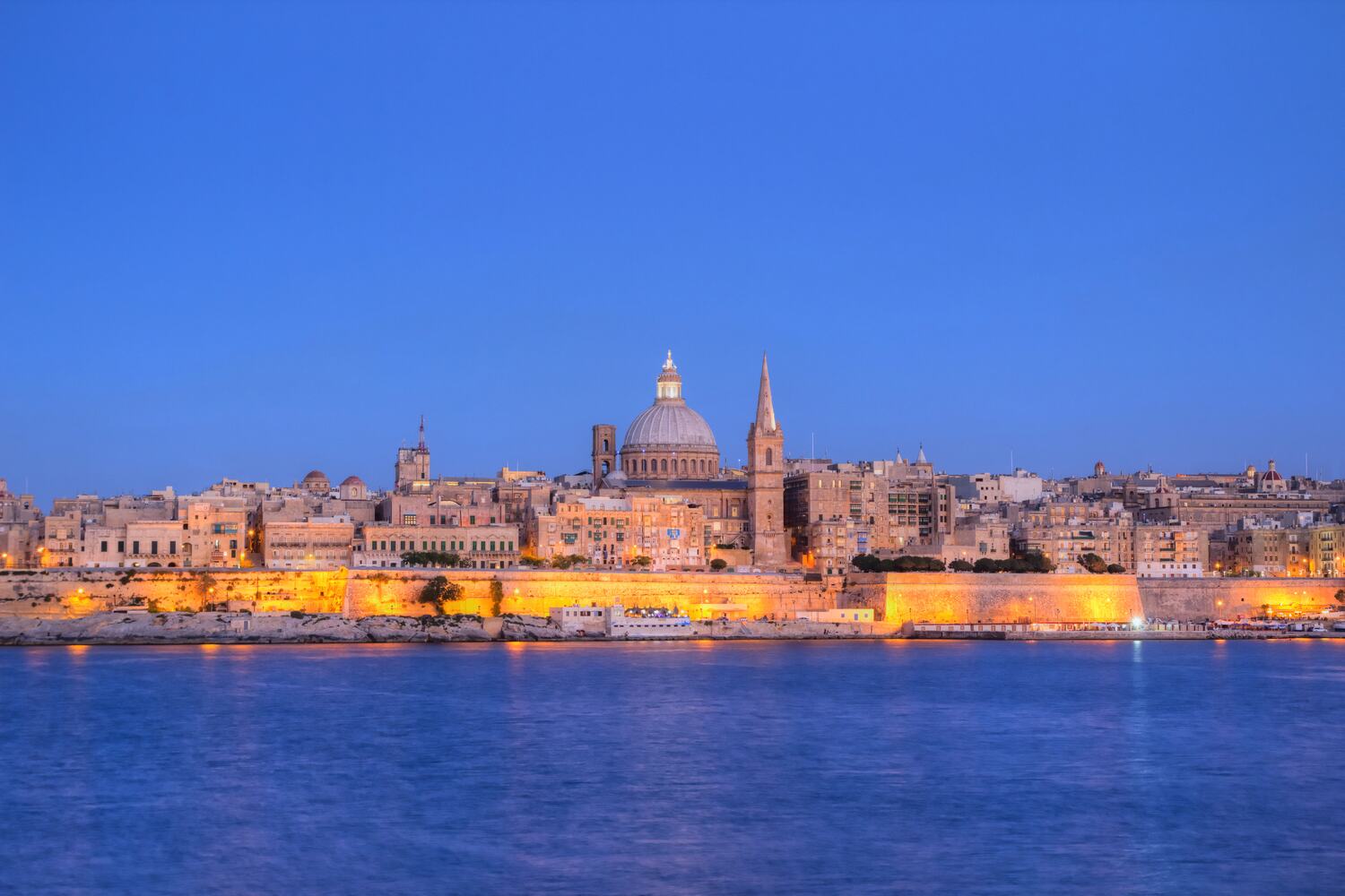 Valletta, capital de Malta, iluminada ao entardecer