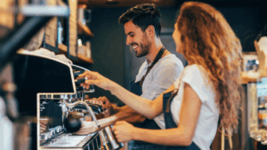 Estudantes trabalhando como baristas em Malta - programa 
  estudo e trabalho